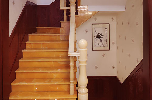 治多中式别墅室内汉白玉石楼梯的定制安装装饰效果
